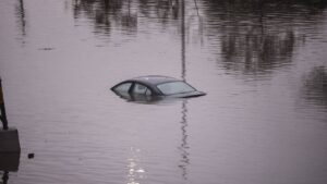 ¿Tu auto se inundó por las lluvias? Esto es lo que debes hacer para evitar más daños