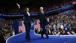 Sorprende Kamala Harris al elegir como compañero a Tim Walz; electores demócratas la siguen fielmente