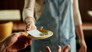 Es oficial: multas pueden superar los 3 millones a restaurantes, bares, cafés y hoteles que cobren propina obligatoria