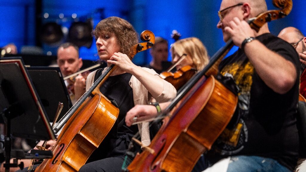 Tres grupos de músicos fueron dirigidos por un robot. Foto: AFP