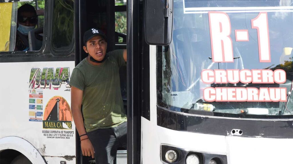 Amenazan con aumento al transporte público de Cancún.