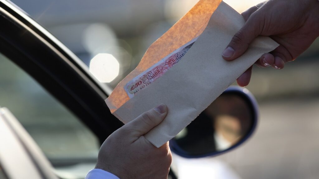 Suspenden a policías en Mexicali por pedir 2 mil pesos de “mordida” a mujer estadounidense