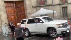 AMLO abandona Palacio Nacional; así se despidió de seguidores y ellos de él
