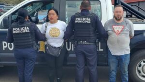 ¡Con las manos en la masa! Detienen a pareja tras robar autopartes en centro comercial en Querétaro