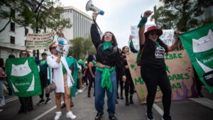 Feministas se manifiestan en la CDMX para exigir mejoras en salud pública
