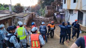 Megafuga de agua en Tijuana causa socavón gigante y corte del suministro en 632 colonias