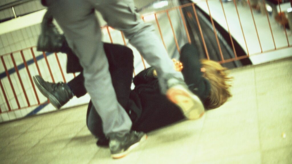 Violento enfrentamiento opaca calenda estudiantil en Oaxaca; cinco jóvenes resultan heridos