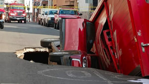 VIDEOS: "nace" enorme socavón en centro de Irapuato y "se traga" camión de Coca