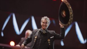 ¡Honor al rey! Alejandro Fernández conmueve con homenaje a Vicente Fernández y emotiva carta