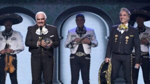 “Viejón, te lo prometo”: Alejandro Fernández visita tumba de su papá y revela su conmovedora tradición