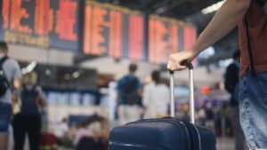 ¡Evita que te los quiten! Lo que NO puedes llevar en tu maleta de mano en el aeropuerto