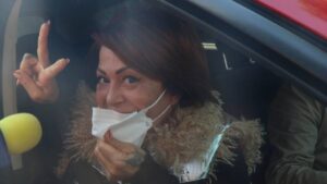 “Ma, vamos a mandarles…”: Alejandra Guzmán desata polémica por hacer seña obscena con Silvia Pinal