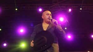 Fans le roban las botas a Lupillo Rivera en pleno concierto; video