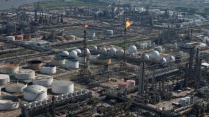 Controla Pemex derrame de diésel de la refinería de Deer Park en el Canal de Navegación de Houston