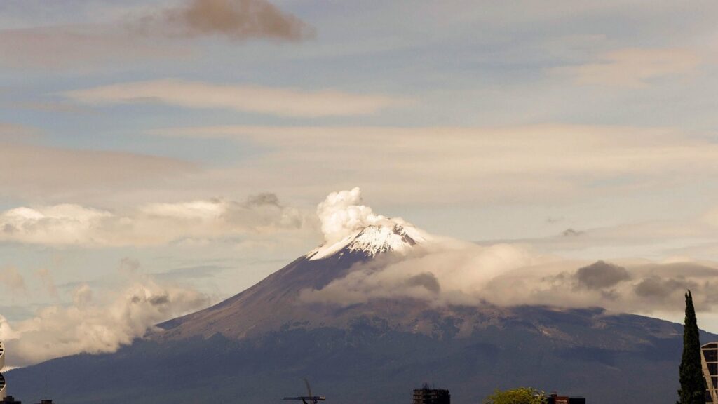 despierta-fogoso-volcan-popocatepetl-regala-postal-ve-actividad