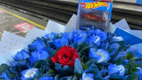 ¿Por qué se regalan flores azules el 3 de octubre?