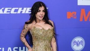 Karely Ruiz presume resultado de su operación de busto y se defiende de críticas