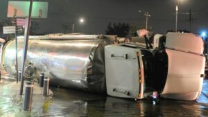 Alerta: vuelca pipa con gas amoniáco en Sonora; ve riesgos