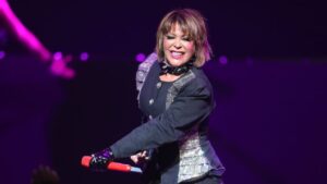 Alejandra Guzmán, al borde del llanto, pide orar por su madre, Silvia Pinal