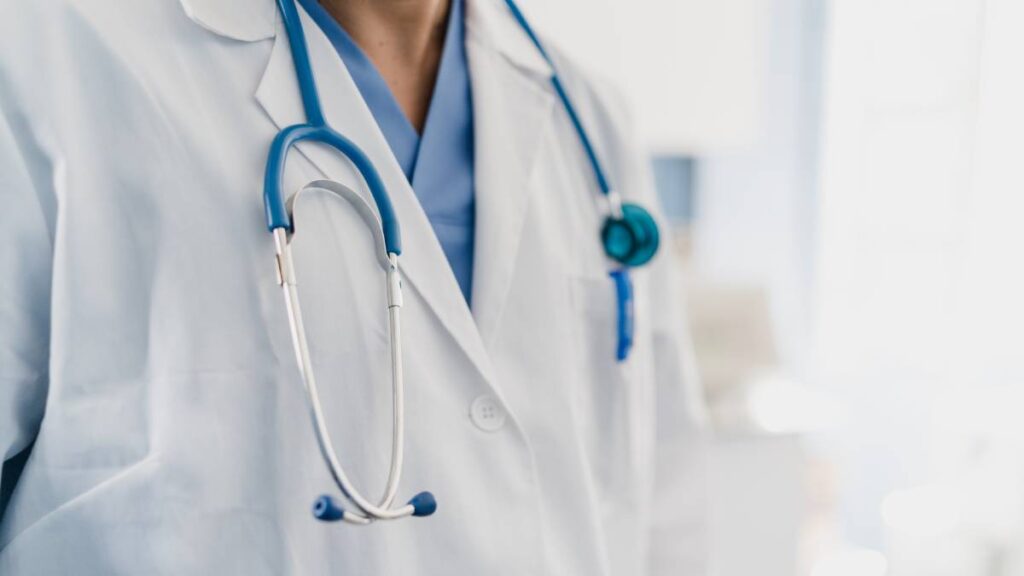 A la Marilyn Cote: denuncian a Enrique Pascual, falso médico que opera en San Luis Potosí