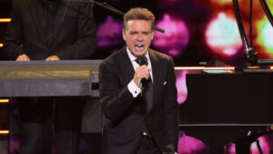 VIDEOS: Luis Miguel se enoja en show y estalla contra encargados de audio