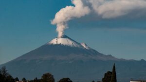 ¿Qué fue esa luz? Captan supuesto ovni sobrevolando el Popocatépetl 