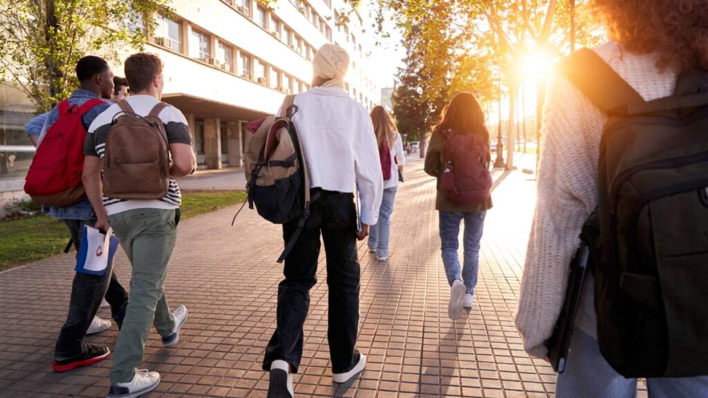 Atención universitario la beca Elisa Acuña.