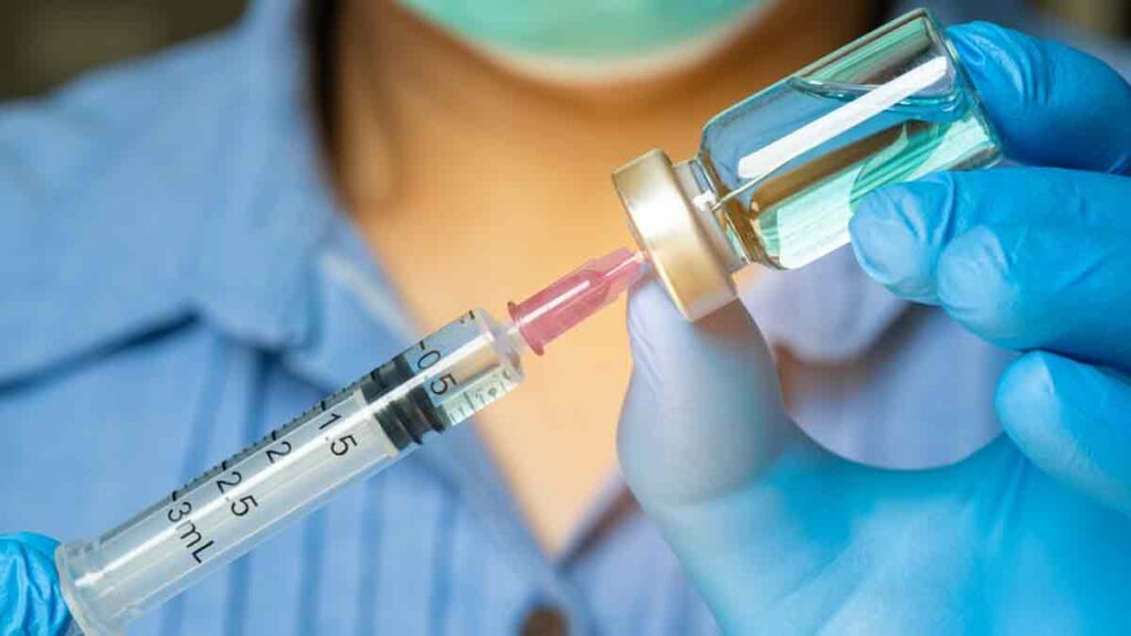 Cofepris autoriza nueva vacuna de COVID-19 contra cepa altamente contagiosa, se recomienda para adultos mayores y niños