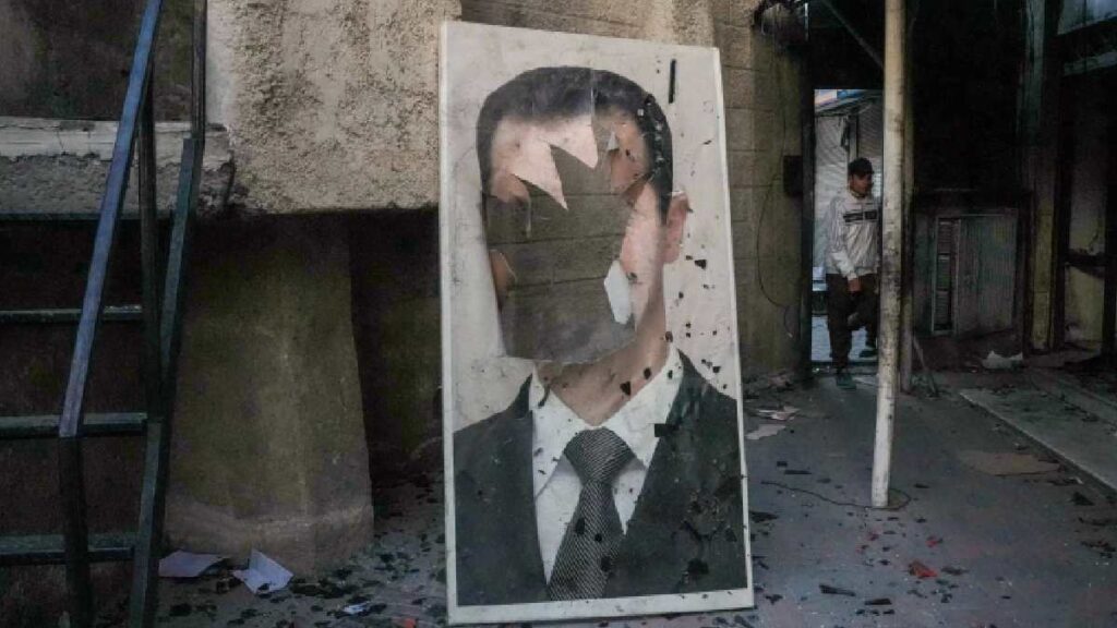 El Kremlin declinó confirmar los reportes de que el derrocado presidente de Siria, Bashar al Asad, huyó a Rusia y que le dieron asilo político