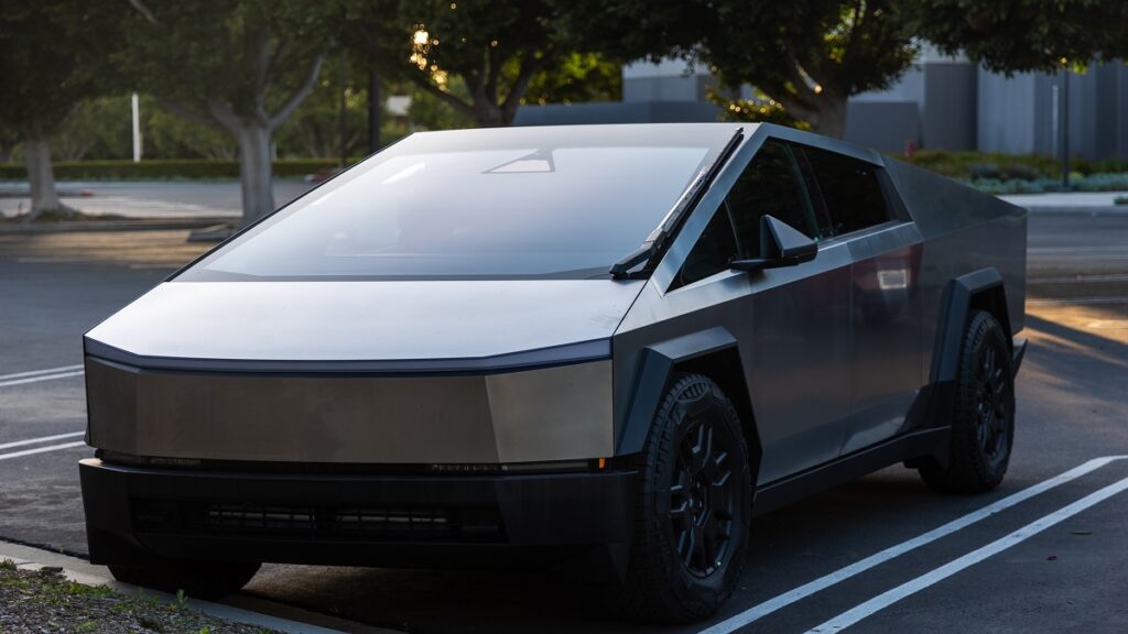 Conductor de Cybertruck provoca choque múltiple al intentar huir de la policía en Tijuana