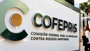 “Pase de charola” en Cofepris: industrias pagarían modernización de trámites