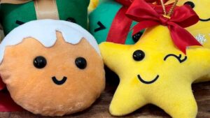 Artesanos de Xonacatlán, Edomex, crean esferas de peluche para esta época decembrina