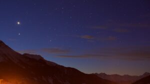 ¿Era una estrella? Captan extraña esfera brillante sobre el cielo en Nueva Jersey.