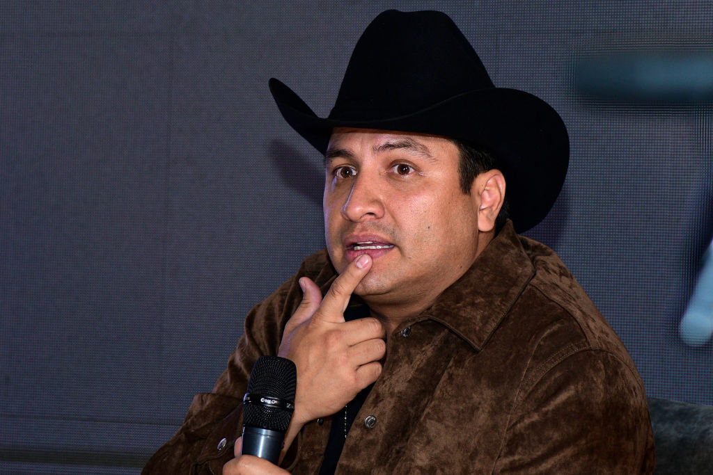 Julión Álvarez reacciona a la detención de su supuesto piloto en Honduras