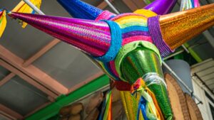 ¡Sin perder el tino! ¿Qué representan los picos de las piñatas y por qué se rompen?