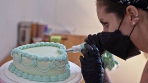 "Lady Pastel": mujer huye con pastel sin pagar en Acapulco