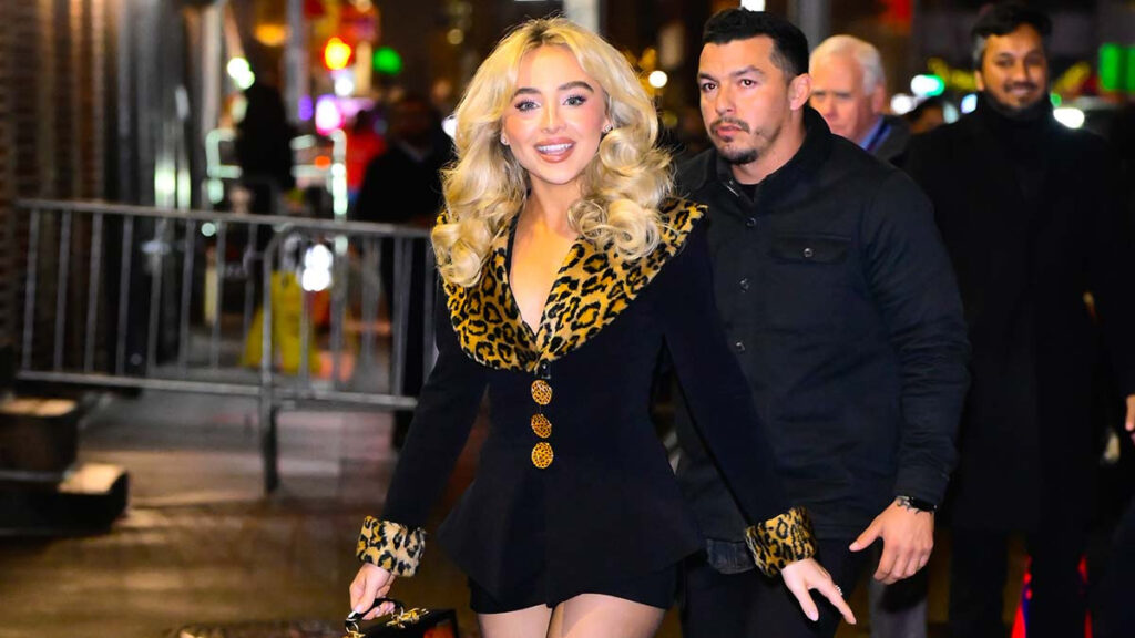 Sabrina Carpenter look La niñera