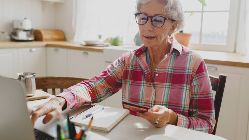 Descubre cuándo cambiar tu tarjeta INAPAM. Getty