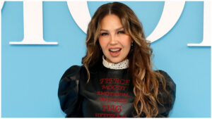 ¿Mucho chile? Thalía sorprende al comer mango enchilado y anuncia nueva canción