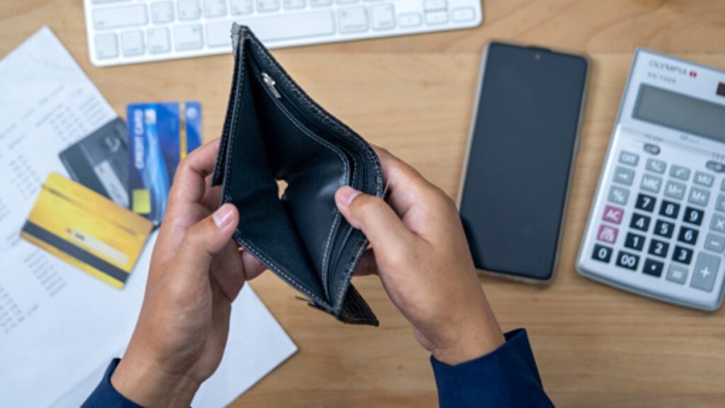 Aprende cómo retirar tu Afore en 2025, ya sea total o parcial, y qué requisitos necesitas según tu edad y régimen de pensión