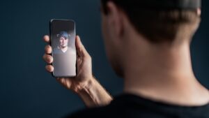 ¿Hablarías con un ser querido fallecido? La IA ya puede crear su "fantasma" digital