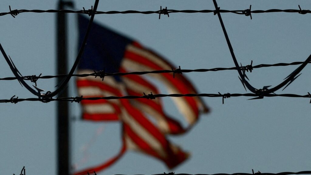 CBP paga 2, 600 dólares más vuelo para autodeportaciones. Reuters