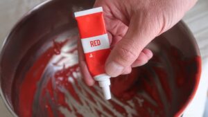 Prohibir el colorante rojo 3 es apenas “la punta del iceberg”, advierte especialista