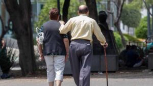 Es oficial: bajan edad de jubilación en México; mujeres desde los 56 y hombres a los 58