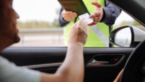 ¿Te detuvieron y no llevas tarjeta de circulación? Esto debes hacer