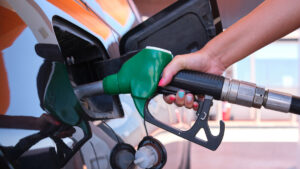 Exhibe Profeco a gasolinera de Nuevo León por vender gasolina cara