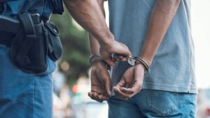 Actor de The Hunger Games es arrestado por presunto ataque con arma de fuego