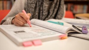 ¿Maestría o doctorado? Becas UACM 2025: conoce los requisitos para recibir hasta 11 mil 834 pesos de apoyo
