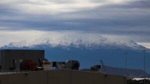 Popocatépetl e Iztaccíhuatl enamoran a capitalinos con atardecer nevado; usuarios comparten fotos en redes