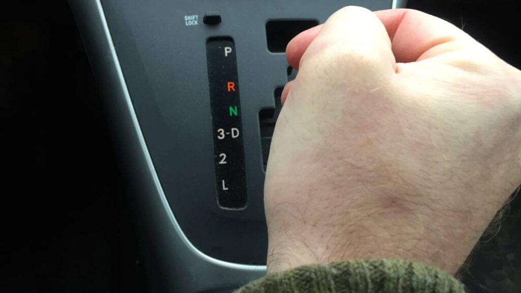 Conoce el correcto uso de la “N” en un coche automático. FOTO: Getty